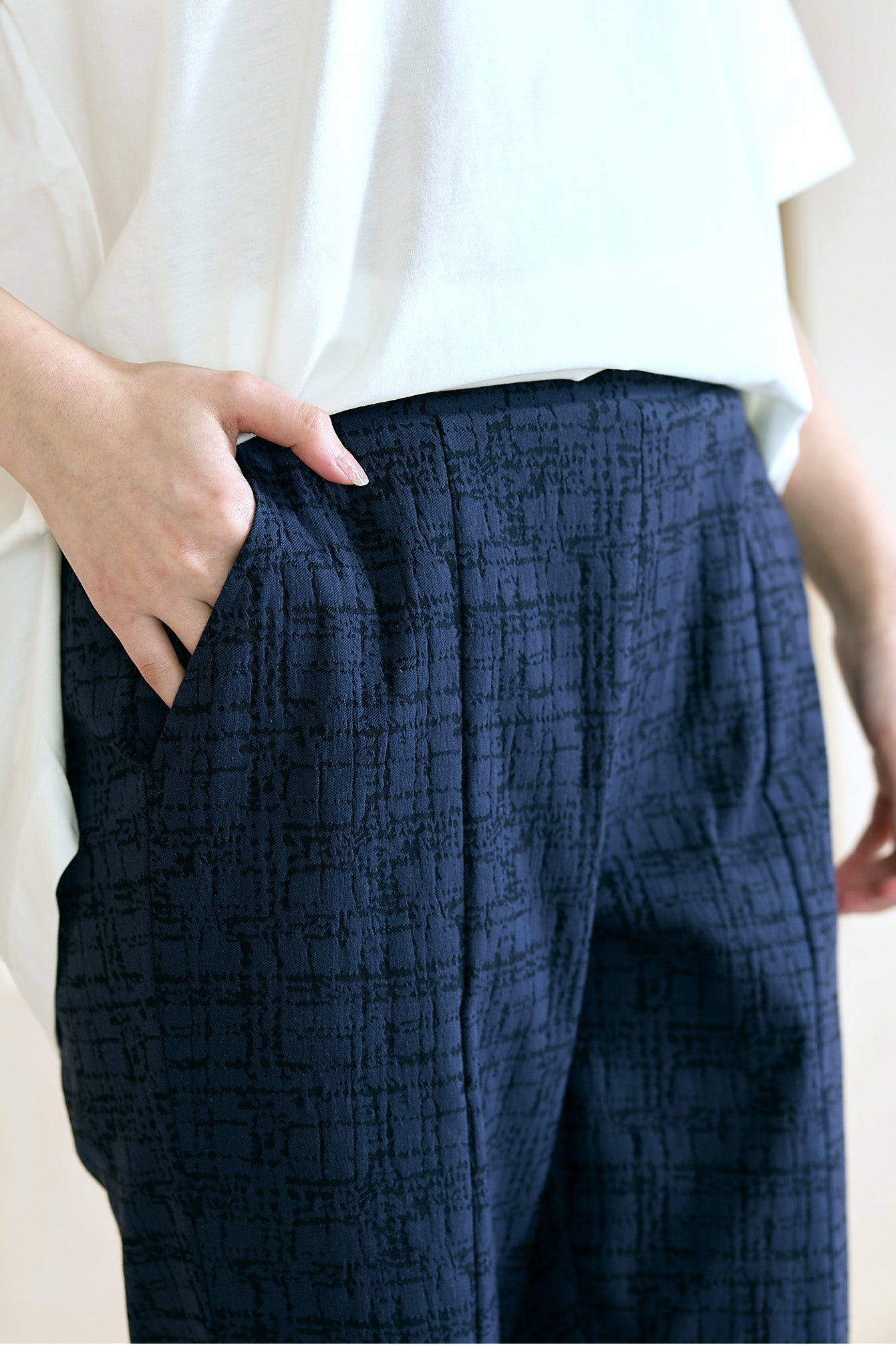 格子柄ジャカード前スリットスリムパンツ